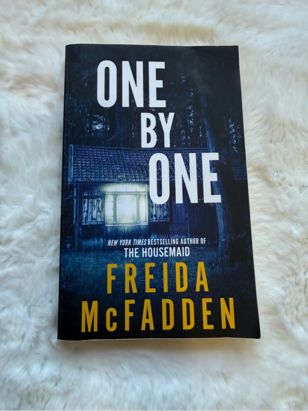 One By One by Freida McFadden -Paperback Thriller